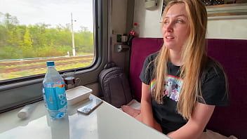 Jouer Alina Rai mariée a eu des relations sexuelles dans un train avec un inconnu