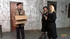Oynat Sarışın Milf Cops Cuff & Fuck Back Alley Üçlü Şüpheli