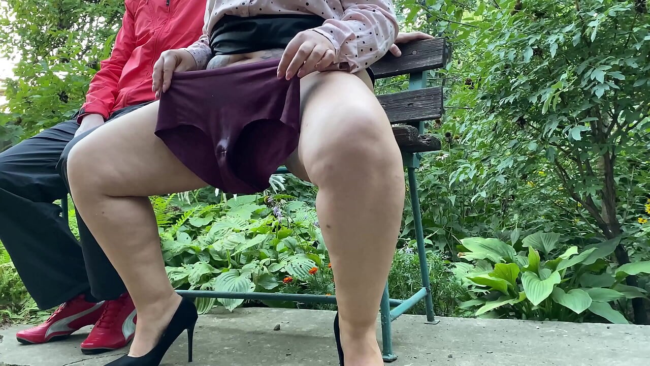 Наслаждайтесь этим захватывающим домашним видео на открытом воздухе с извра...