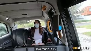 Jouer Mia rose se fait percer la chatte rasée avec une bite ferme