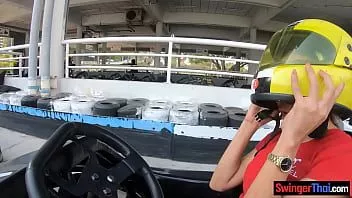 Jouer Sexe avec gros seins amateur teen asiatique après aller karting