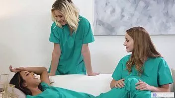 Riproduci Trio lesbico con Laney Grey, kiarra kai e jessie saint