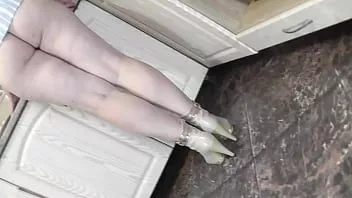 Redare Mami sexy milf Frina își continuă gătitul nud. fara chiloti si sutien tocuri inalte in bucatarie milf pregateste delicios aperitiv vegetarian de paine pita si champignon cu sos. păsărică fund sâni mari naturale milf