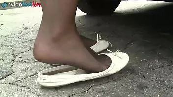 Riproduci Sexy calze rosse upskirt e gioco di scarpe sul vialetto