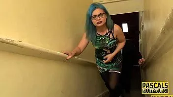 Odtwórz Uległa emo zostaje zerżnięta w gardło i zerżnięta