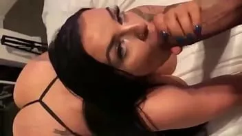 Reproduzir Madrasta peituda surpreende foda na festa de ano novo