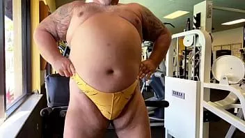 Reproduzir Vovô musculoso goza na academia