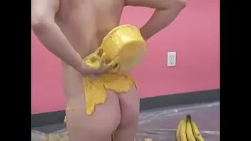 play 角质宝贝独奏正在地板上的食物中爱抚自己