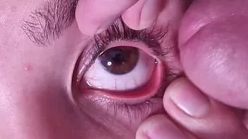 Redare Dumpsterul de sperma primește o cumshot completă în ochiul ei deschis | vorbind