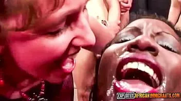 Odtwórz Pluć spermą i kutasem hardcore w gangbangu rzuconym w usta czarnej dziwki