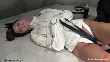Reproduzir Buceta de milf amarrada brincando em uma sala insana