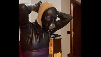 Oynat Sıkı bir gaz maskesi nasıl takılır (lateks-kauçuk fetişi sevenler için)