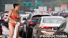 play Big Ass-stripper Agarabas veroorzaakt een verkeersopstopping in publieke naaktheid in 4K
