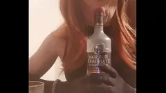 Oynat Seksi Travesti Sarhoş Olur ve Sıcak Sigara İçer x