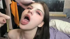 Oynat Busty kız arkadaş erkek arkadaşına dağınık bir yüz verir