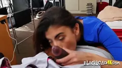 play Exotische Blondine wird auf der Couch mit einem schwarzen Casting-Agenten vertraut
