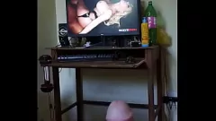 play Sıcak sarışın savan, mastürbasyon yaparken cummed alır