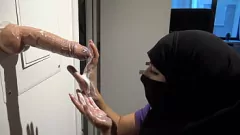 play Hijab-geklede Arabische vrouw kan niet genoeg krijgen van grote lullen