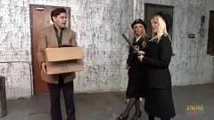 Redare Blonda Milf Cops Cuff & Fuck Suspect în Back Alley Threesome