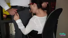 Oynat Busty Milf Shelby, ofis içinde büyük kıçında cumshot alır