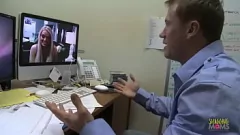 再生 ビッグチットブロンドの熟女は、ストッキングとかかとで乱雑なシットのザーメンを取得します