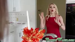 Играть Стильная милфа-блондинка Alix Lynx скачет на хуе пасынка в экшене обратной наездницы с большими сиськами