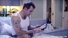 Jouer La bombe blonde Jessa Rhodes aux gros seins et aux cheveux longs séduit son beau-père dans une séance de baise sauvage en levrette