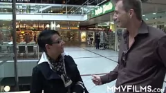 Oynat Gözlüklü ve yüksek topuklu baştan çıkarıcı Alman milf, akıllara durgunluk veren bir boşalmadan önce yoğun bir oral seks ve el işi veriyor